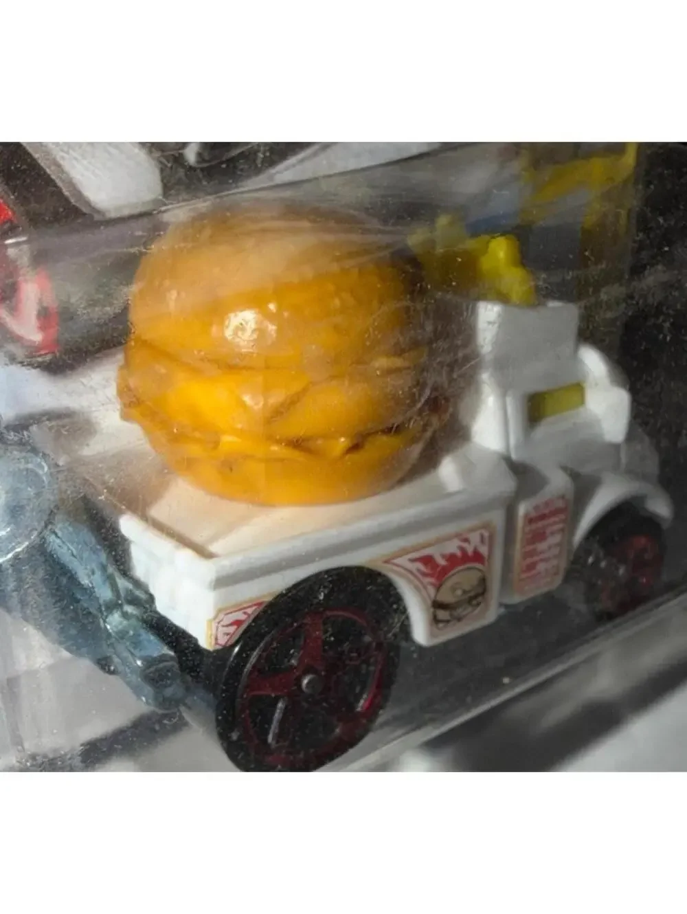Hot Wheels Buns of Steel Fast Foodie Diecast Truck 1:64 White Yellow Red 2018